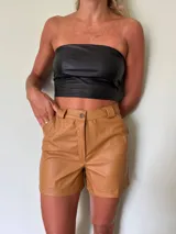 Short color marrón con textura de piel de cocodrilo.