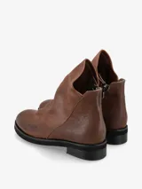 Botín negro de cuero italiano con diseño asimétrico y líneas modernas.