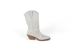 Bota estilo texana color marrón de caña media con bordados y cierre lateral.