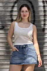 Short pollera de jean rígido color celeste claro, de tiro alto y diseño ajustado con efecto lavado.