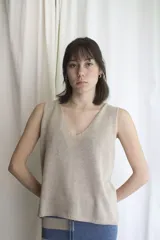 Chaleco de punto color marrón, con escote en V y aberturas laterales en el dobladillo.