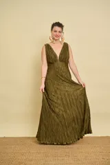 Vestido largo azul con textura arrugada, escote en V pronunciado, sin mangas y falda evasé.