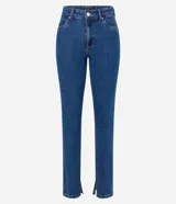 Pantalón de jean azul, corte slim, con trabillas en la cintura, bolsillos, cierre delantero tradicional y abertura en el bajo.