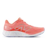 Championes de running New Balance modelo 680 v8, color coral con detalles en plateado y suela blanca. Presentan empeine de malla técnica sin costuras, entresuela con tecnología Fresh Foam de doble densidad y cierre con cordones.