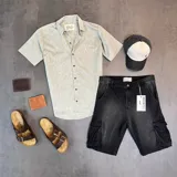 Bermuda cargo de jean color negro con efecto desgastado.