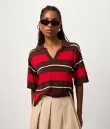 Blusa de punto Marfinno con cuello polo y escote en V, manga corta y diseño de rayas horizontales en tonos marrón, rojo y blanco.
