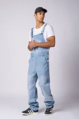 Jardinero de jean en color celeste claro con lavado desgastado. Presenta un diseño clásico con bolsillo frontal en el pecho, breteles regulables con hebillas metálicas y corte relaxed de pierna recta.