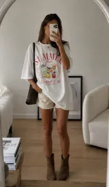 Remeron blanco de corte oversize y manga corta, con estampa frontal ilustrada con tragos y la inscripción "Summer Cocktail Club".