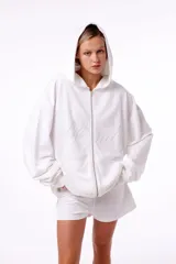 Hoodie blanco de rústico con cierre desmontable, estampa serigráfica Blkmba en el frente y bolsillos laterales.