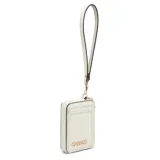 Billetera Guess modelo Elliot de color blanco crema, fabricada en material sintético con textura en relieve y monograma de la marca. Cuenta con cierre de cremallera, ranuras externas para tarjetas, aplique metálico con el nombre de la marca en el frente y una correa de mano desmontable.