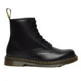Botas de cuero negro con cordones, diseño clásico de 8 ojales, suela de goma con cámara de aire y costuras amarillas características de la marca.
