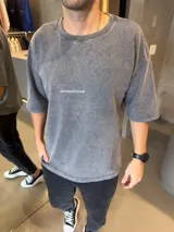 Remera de algodón de alto gramaje con efecto de lavado ácido, cuello redondo y mangas cortas. Presenta un pequeño logo estampado en el centro del pecho.