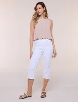 Jegging capri de denim blanco de la marca Ruby Rd, con pretina ancha elastizada, bolsillos delanteros simulados y bolsillos traseros aplicados.