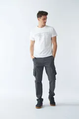 Pantalón cargo gris oscuro de gabardina, corte regular, con dos bolsillos laterales con fuelle y cierre de solapa, y logo bordado.