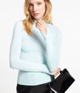 Blusa celeste de viscosa con cuello alto y mangas largas.