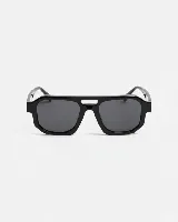Lentes de sol con armazón de policarbonato negro de diseño geométrico tipo aviador, con puente doble y cristales oscuros con protección UV400.