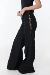 Pantalón de jean azul oscuro de pierna ancha y tiro medio, con paneles laterales en contraste de color marrón. Presenta costuras pespunteadas en tono tostado y terminación desmechada en el bajo.