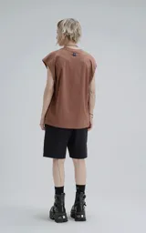 Sudadera color mocca de algodón premium, con corte extra oversize, hombros caídos y cuello redondo de rib al tono.