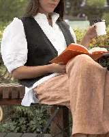 Chaleco negro de lino con corte sastrero, sin mangas y calce entallado.