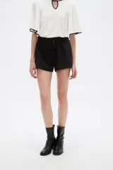 Short negro de poliéster, con pinzas, corte recto y tiro alto, con lazo ajustable en la cintura.