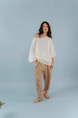 Buzo de tejido ligero con efecto metalizado en tonos rojizos y dorados, escote amplio y mangas anchas.