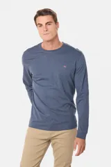 Remera manga larga lisa, color gris claro, con cuello redondo y logo bordado en el pecho.