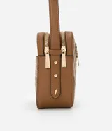 Bandolera negra pequeña de material sintético con textura geométrica. Tiene correa ancha regulable, cierre de cremallera, separadores internos y bolsillo externo con cremallera.