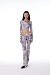 Crop top manga larga de polisoft con estampa leather patch.