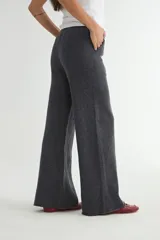 Pantalón de punto de corte ancho y tiro alto, con cintura elástica y bolsillos laterales.