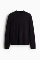 Buzo de punto fino de lana merino con cuello redondo y diseño clásico, con remate acanalado en cuello, puños y bajo.