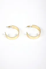 Aros tipo argolla abiertos de diseño minimalista y acabado liso en tono dorado.