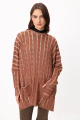 Sweater de tejido artesanal con diseño de rayas verticales en tonos camel y beige, corte holgado, cuello redondo y puños altos ajustados.