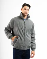Campera de microfibra color gris, con cierre frontal completo, cuello alto y puños y ruedo elásticos. Cuenta con bolsillos laterales.