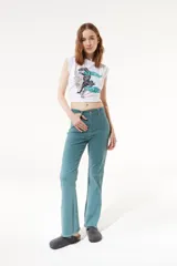 Jean de tiro medio-alto con silueta levemente acampanada desde la rodilla. Confeccionado en denim, presenta un diseño con costuras visibles y ruedo desflecado.