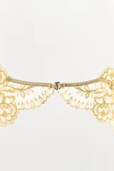 Sujetador con aros de encaje floral en color dorado, con escote redondo, tirantes ajustables y cierre con ganchos metálicos.