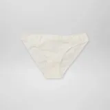 Pack de tres braguitas clásicas de algodón color beige con borde de encaje.