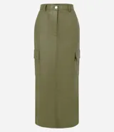 Falda midi color verde militar, confeccionada en cuero sintético, con bolsillos cargo laterales, abertura trasera y cierre frontal con botón y cremallera.