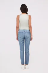 Musculosa de algodón con textura acanalada, cuello redondo y breteles anchos, de corte ajustado al cuerpo.