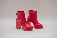 Botines negros de cuero con plataforma y tacón cuadrado.