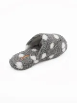 Pantuflas de estar por casa confeccionadas en tejido de peluche suave, color marrón con estampado de lunares blancos. Diseño abierto con plantilla acolchada y marca Lucce.