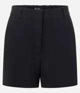 Short de sastrería confeccionado en crepé, con corte recto y estructurado. Presenta cintura con trabillas y elástico posterior para un mejor ajuste, además de bolsillos laterales.