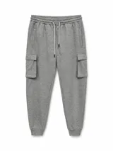 Pantalon tipo cargo de estilo deportivo, confeccionado en tejido de punto gris melange. Presenta cintura elástica con cordón de ajuste, bolsillos laterales con solapa y puños elásticos en los tobillos.