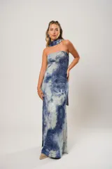 Vestido largo strapless de tela batik con tajos laterales y lazo para el cuello.