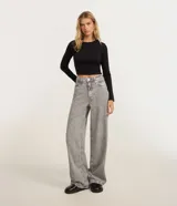 Pantalón wide leg de tiro alto en denim gris, con cierre de botón y cremallera, trabillas para cinturón y bolsillos delanteros y traseros.