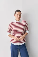 Remera a rayas horizontales rojas y beige, con mangas 3/4 y escote bote.