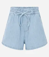 Short de jean celeste, modelo runner, con cintura elástica, cordón para ajuste, bolsillos y rayado en hilo teñido.