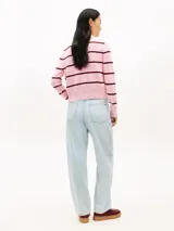 Cardigan de punto Tommy Hilfiger en color rosado con rayas horizontales burdeos, cuello redondo y cierre frontal con botones dorados. Presenta ribetes en canalé y un bordado sutil en el pecho.