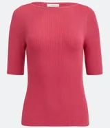 Blusa celeste de punto acanalado con cuello barco y mangas cortas.