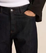Bermuda de jean para hombre, de corte recto y color azul oscuro, con cierre de botón y cremallera.