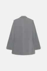 Blazer de cuello solapa y manga larga, con bolsillos delanteros con solapa y cierre frontal de un botón. Presenta un diseño estructurado con forro interior.